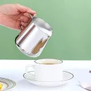 Kyraton tejhabosító kancsó 350 ml, latte art tollal – 2. termékkép