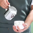 Kyraton tejhabosító kancsó 350 ml, latte art tollal – 3. termékkép