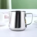 Kyraton tejhabosító kancsó 350 ml, latte art tollal – 5. termékkép