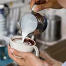NewGF tejhabosító kancsó 340 ml, latte art tollal – 2. termékkép