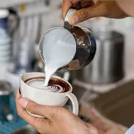 NewGF tejhabosító kancsó 340 ml, latte art tollal