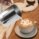 FHISKUNYU tejhabosító kancsó 350 ml, latte art tollal – 2. termékkép