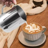 FHISKUNYU tejhabosító kancsó 350 ml, latte art tollal