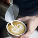 ISHEWUDU tejhabosító kancsó 350 ml, latte art tollal – 2. termékkép