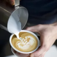 ISHEWUDU tejhabosító kancsó 350 ml, latte art tollal