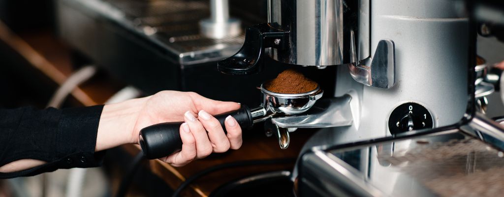 a kávéfőzőt is karban kell tartani, néha alkatrészeket cserélni, vízkőteleníteni